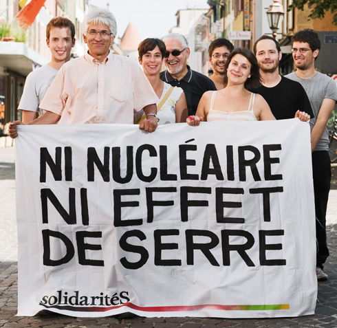 Ni nucléaire ni effet de serre. Banderole de solidaritéS Vaud.