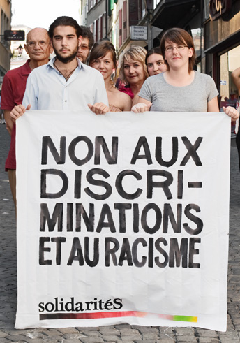 Non aux discriminations et au racisme. Banderole de solidaritéS Vaud.