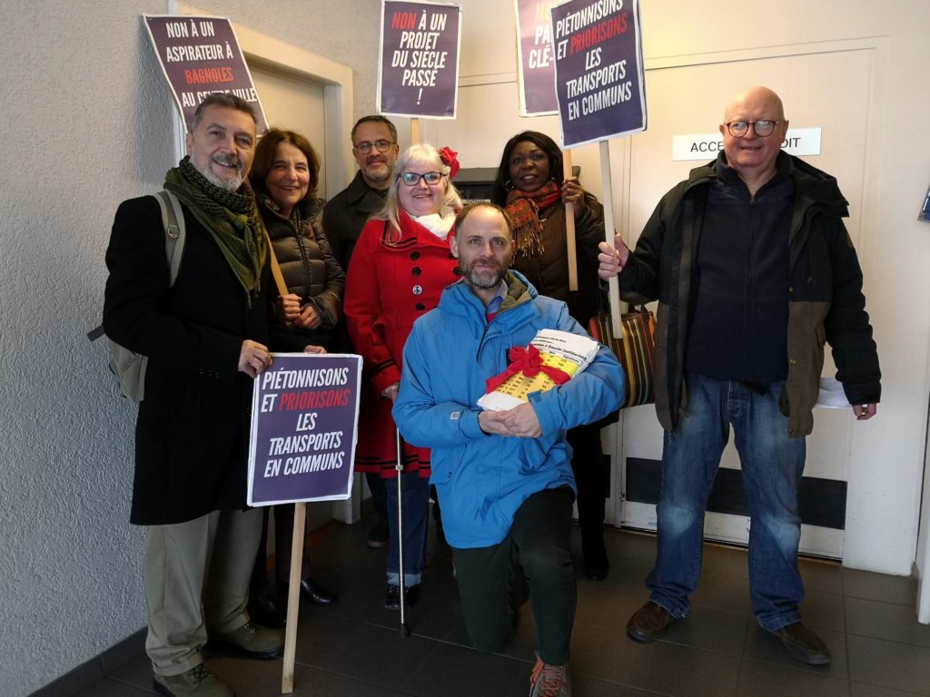 Pierre Bayenet accompagné d'autres candidat-e-s d'EàG au élections municipales lors du dépôt.