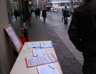 Stand de récolte de signatures pour le référendum