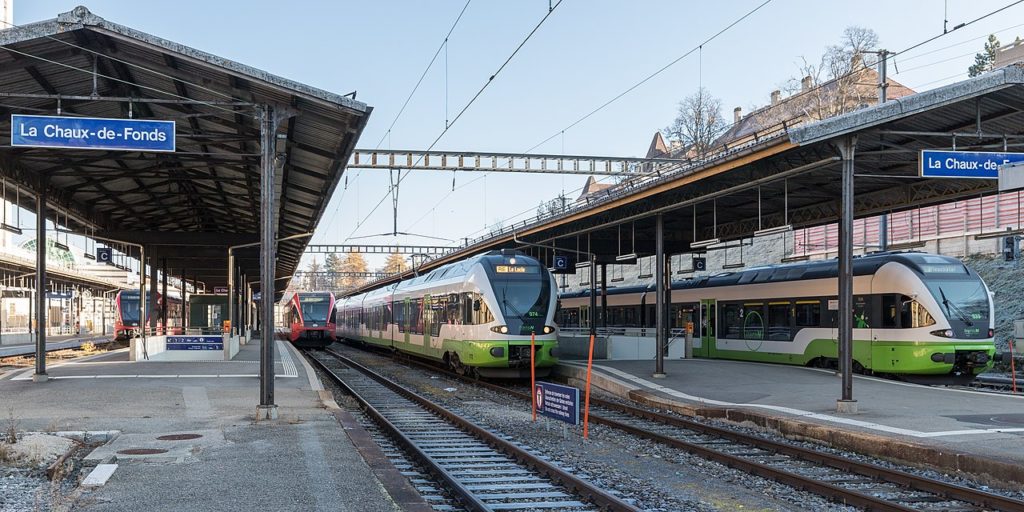 Deux train TransN en gare de la Chaux-de-Fonds