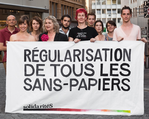 Régularisation de tous les sans-papiers. Banderole de solidaritéS Vaud