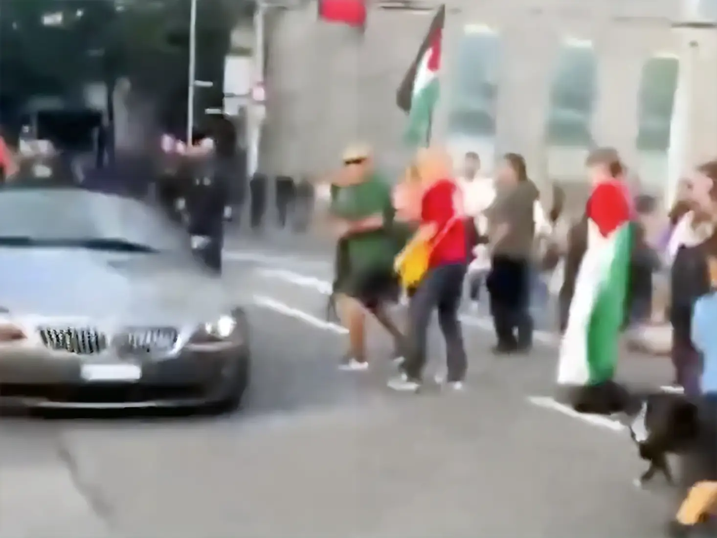 Une voiture fonce sur des manifestants à Lausanne