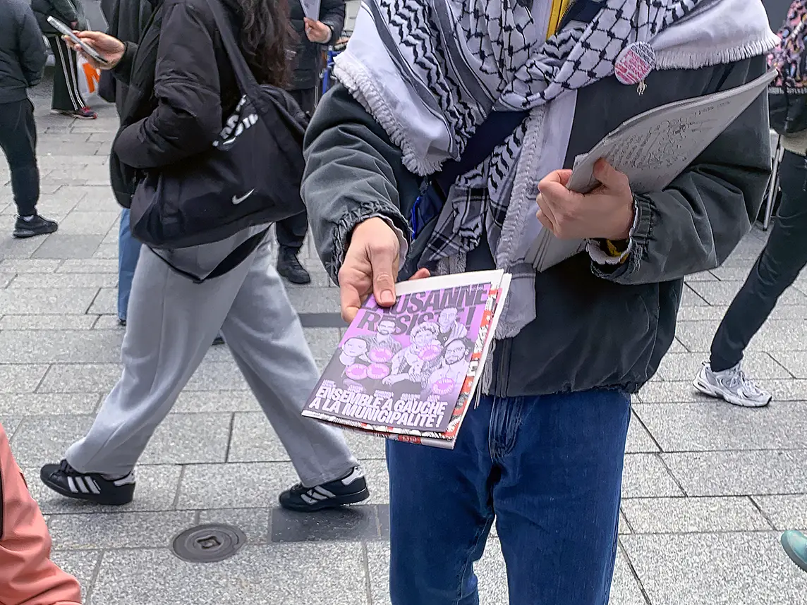 Un militant distribue des tracts pour l'élection à la Municipalité de Lausanne