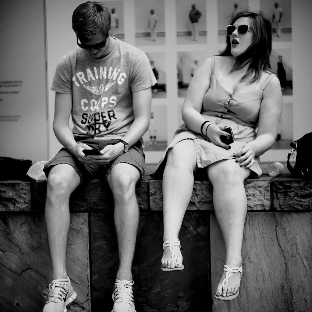 Deux personnes côte-à-côte avec un smartphone
