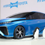Un concept-car de Toyota à propulsion à hydrogène de 2013 avec des manchots