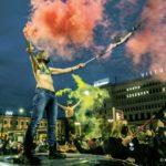 Manifestantes brandissant des fumigènes pendant une manifestation pour le droit à l'avortement Varsovie, Pologne, 27 octobre 2020