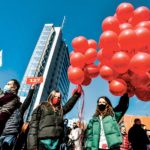 Partisan·ne·s de Vetëvendosje portant de ballons, Pristina, 12 février 2021