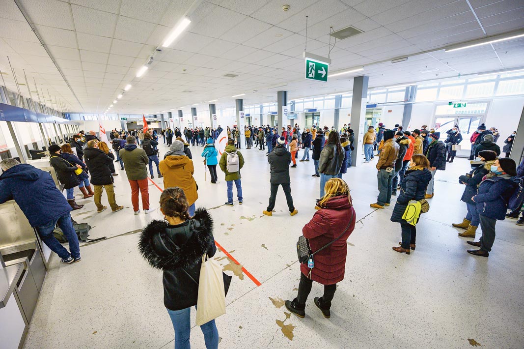 Le hall de l'aéroport de Genève-Cointrin occupé par les employés de Swissport