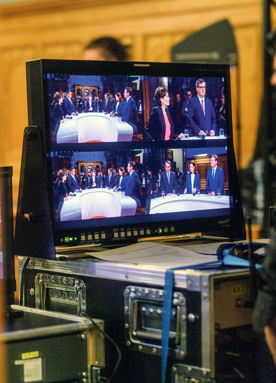 Photo d'écrans de télévision avec différentes vues du débat électoral au parleemnt suisse le soir des élections fédérales 2019