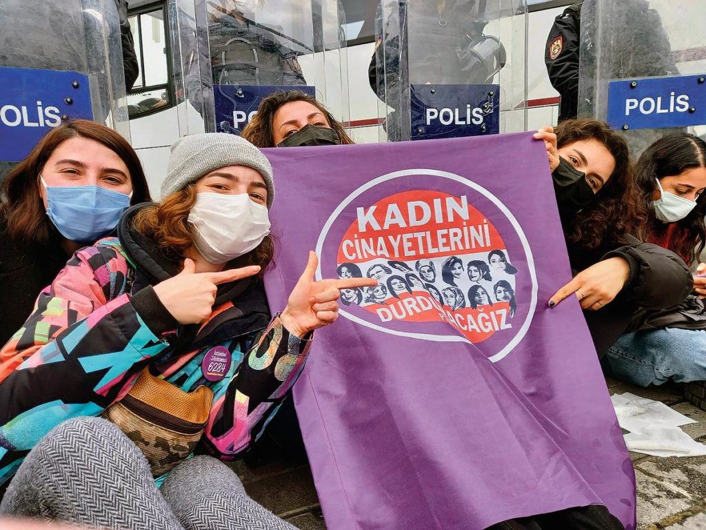 Manifestantes devant la police à Istanbul, 2021