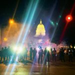 La police du Wisconsin protège le capitole durant une manifestation Black Lives Matter