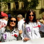 Deux employées de Nissan Barcelone lors de la manifestation du 1er Mai