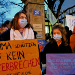 Deux manifestantes climatiques avec une banderole "Sauver le climat n'est pas un crime", Bâle, janvier 2021