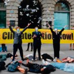 Des manifestantes déguisées en banquières devant Credit Suisse pour dénoncer les investissements fossiles