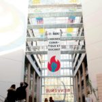 Grande banderole de la Grève pour l'avenir dans le hall d'Uni Mail Genève