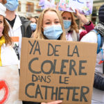 Deux infirmières manifestent avec une banderole "Y a de la colère dans le cathéter"