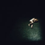 Une danseuse seule sur le sol