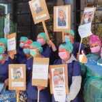 Des infirmières manifestent devant l'hôpital