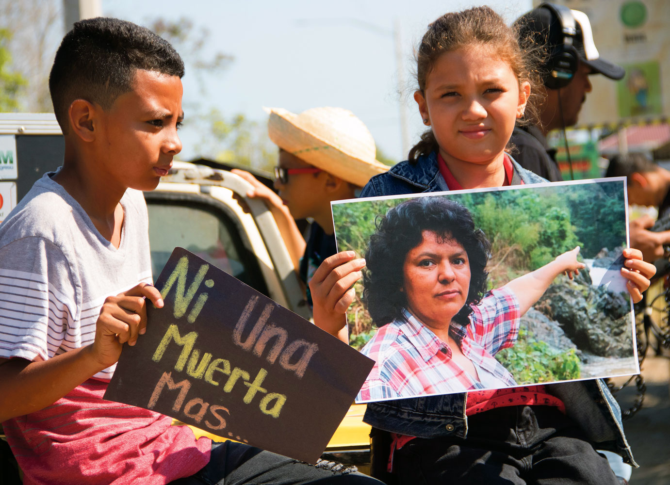 Deux enfants portent un portrait de Berta Caceres lors d'un rassemblement