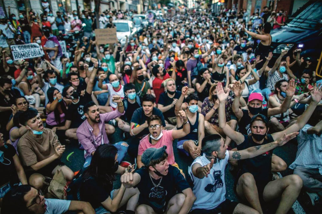 Des centaines de manifestants assis dans la rue à Madrid