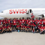 L'équipe de Suisse de football pose devant un avion de la compagnie Swiss