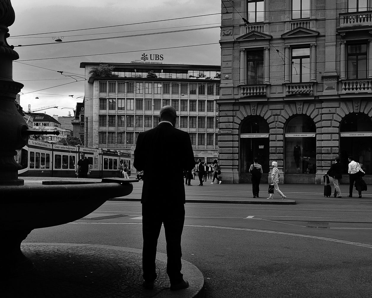 Un banquier devant le siège d'UBS à Zurich