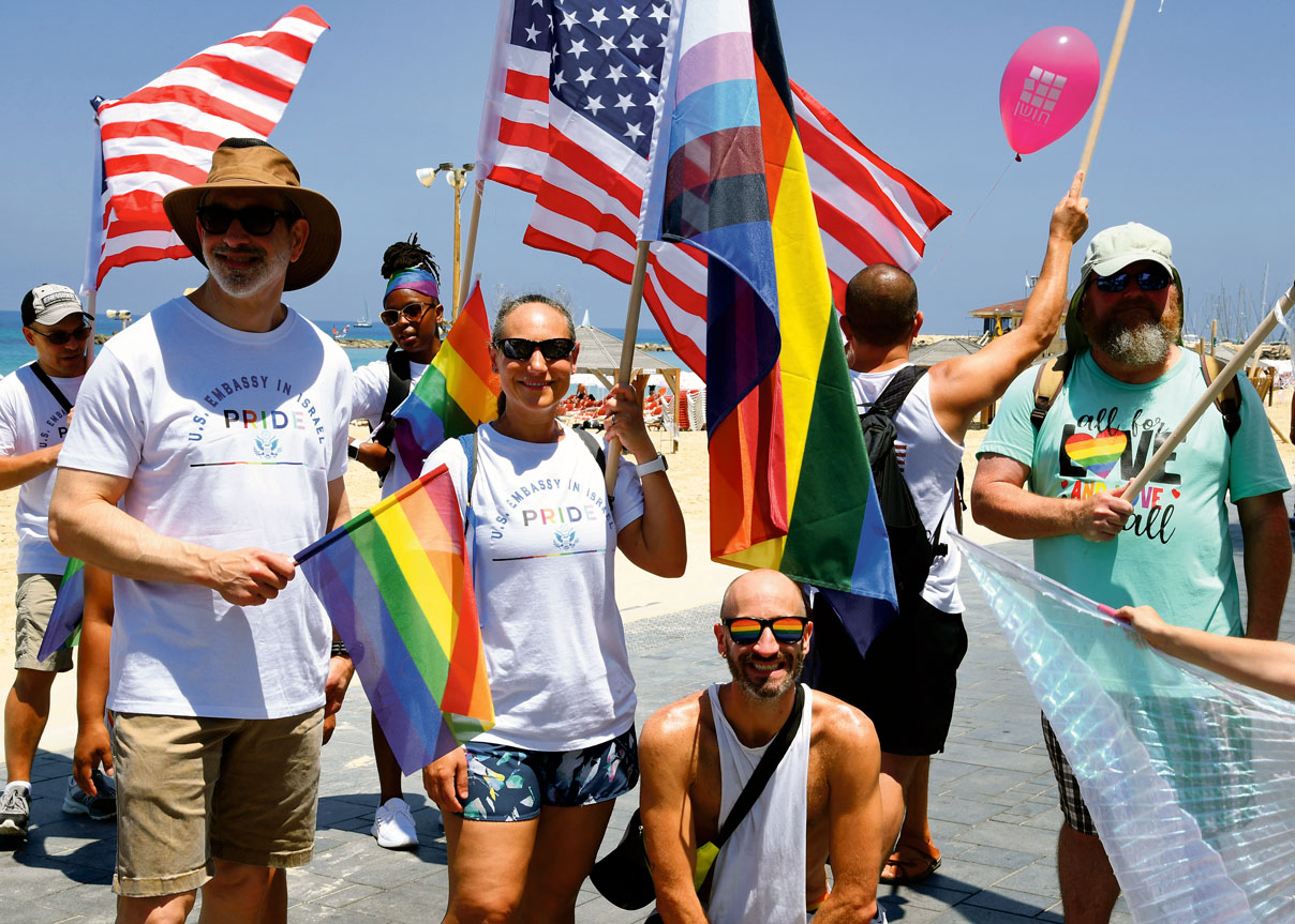 Un groupe pose lors de la Pride israélienne 2021