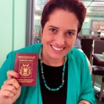 Isabelle Chevalley présente son passeport burkinabé