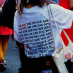 Une manifestante porte un t-shirt "We are the 99%"