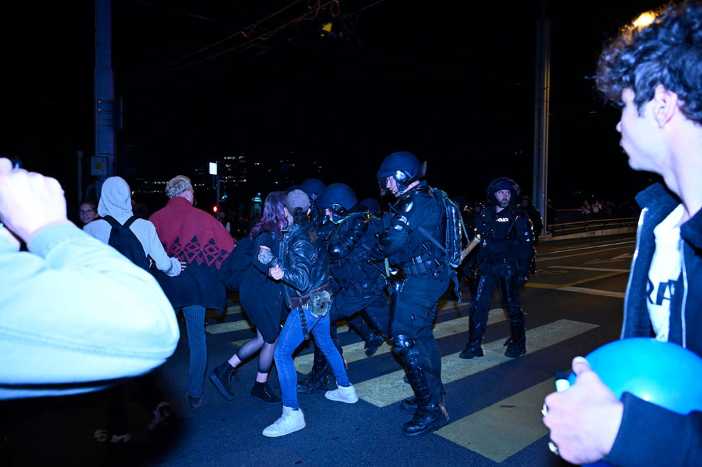 Des manifestants contre le Certificat Covid se font arrêter par la police