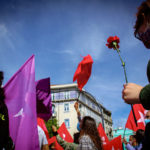 Manifestantes avec drapeaux et œillets à Lisbonne