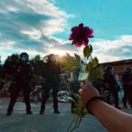 Des policiers en tenue anti-émeute protègent la destruction du centre culturel Molino