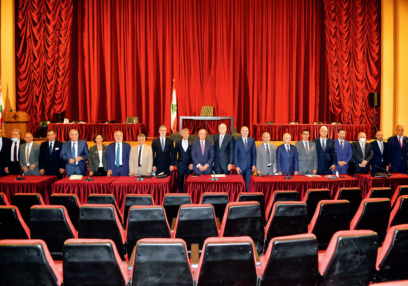 Les ministres du gouvernement libanais posent en rang au parlement