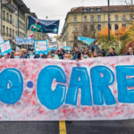 Grande banderole "Who Care(s)" lors de la manifesation du personnel de la santé à Berne, octobre 2021