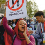 Une manifestante crie contre le coup d'État au Soudan