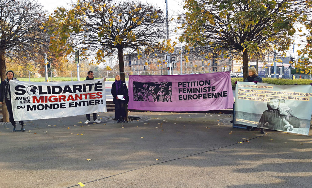 Plusieurs banderoles en faveur du droit d'asile pour les femmes et les personnes LGBT