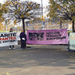 Plusieurs banderoles en faveur du droit d'asile pour les femmes et les personnes LGBT