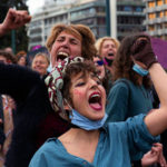 Deux femmes crient lors de la manifestation du 8 mars