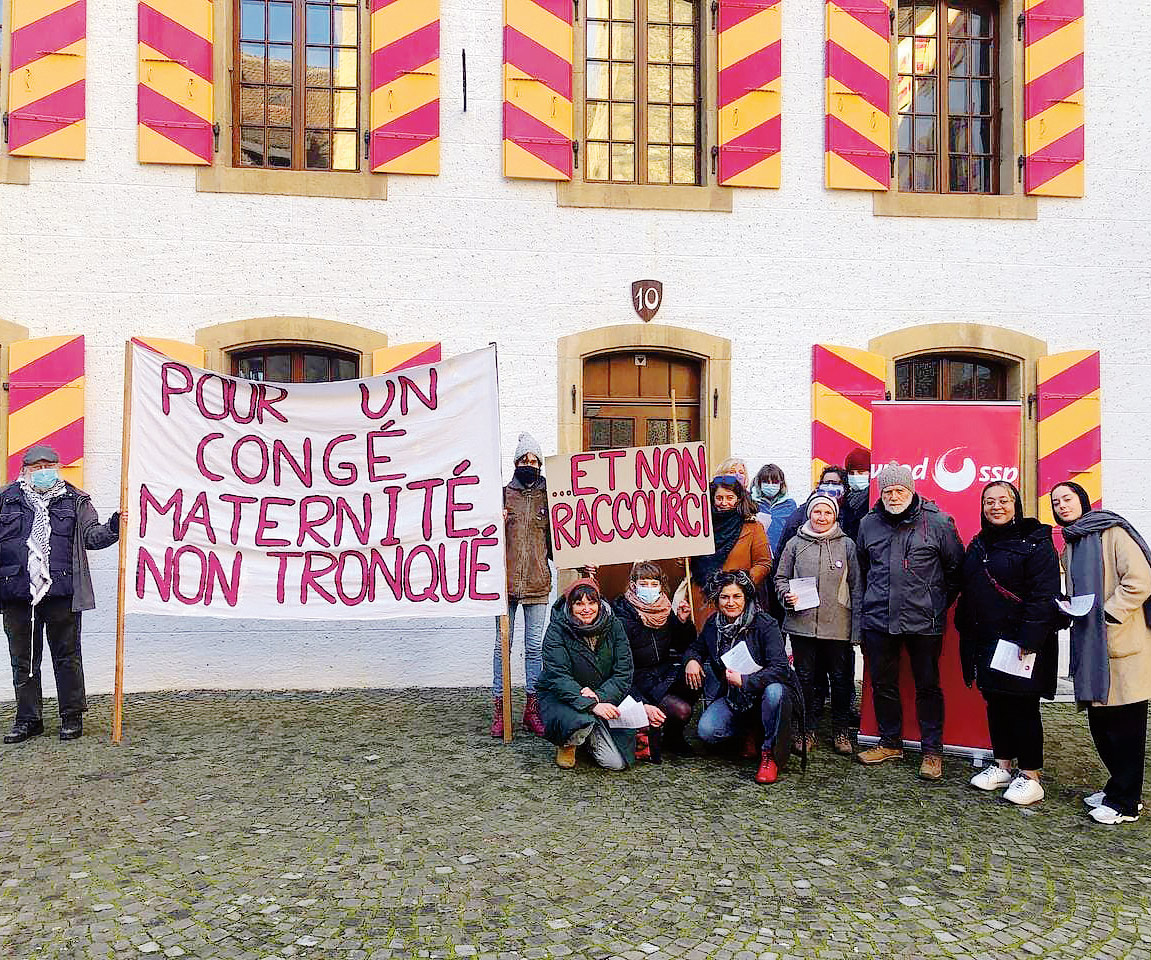 Des manifestants avec une banderole contre la réduction du congé maternité dans la cour du Château de Neuchâtel