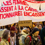 manifestants à Lausanne avec une banderole Les femmes passent à la caisse les actionnaires encaissent