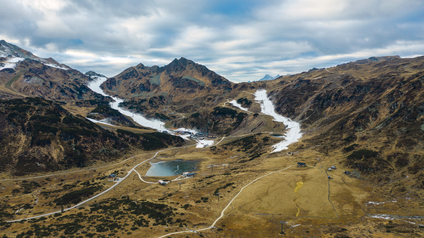 Panorama montagneux avec des pistes de ski en neige artificielle