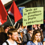 Une pancarte "Tandis que les spéculateurs s’enrichissent, les peuples s’appauvrissent" lors de la manifestation contre le Commodities Global Summit