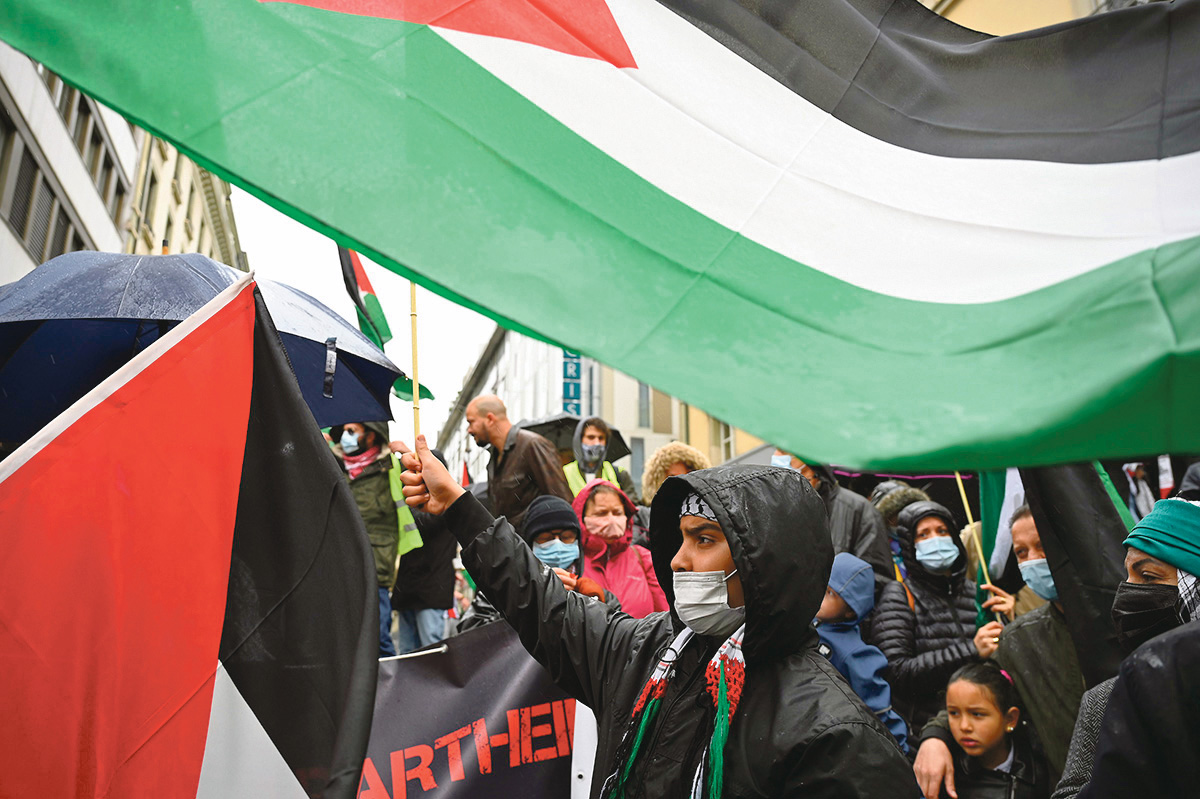 Un manifestant porte un drapeau palestinien