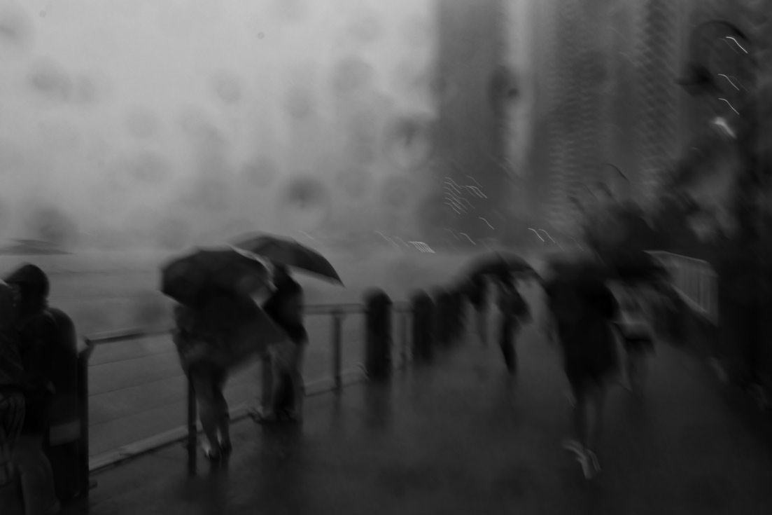 Personnes avec des parapluies au milieu d'une tempête
