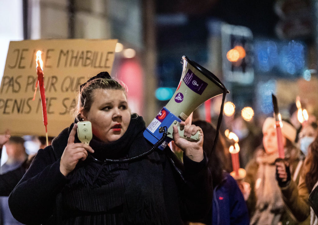 Une manifestante tient un mégaphone