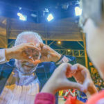 Lula fait un signe de cœur avec ses doigts