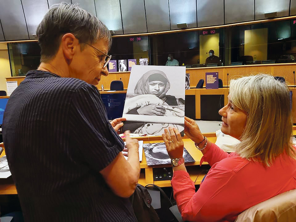 Remise d'une pétition féministe au parlement européen