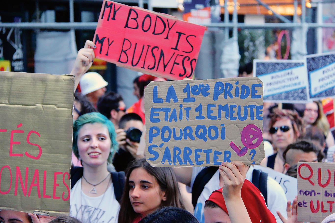 Manifestante avec une pancarte "La première Pride était une émeute"