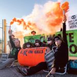 Des manifestants avec un baril de pétrole